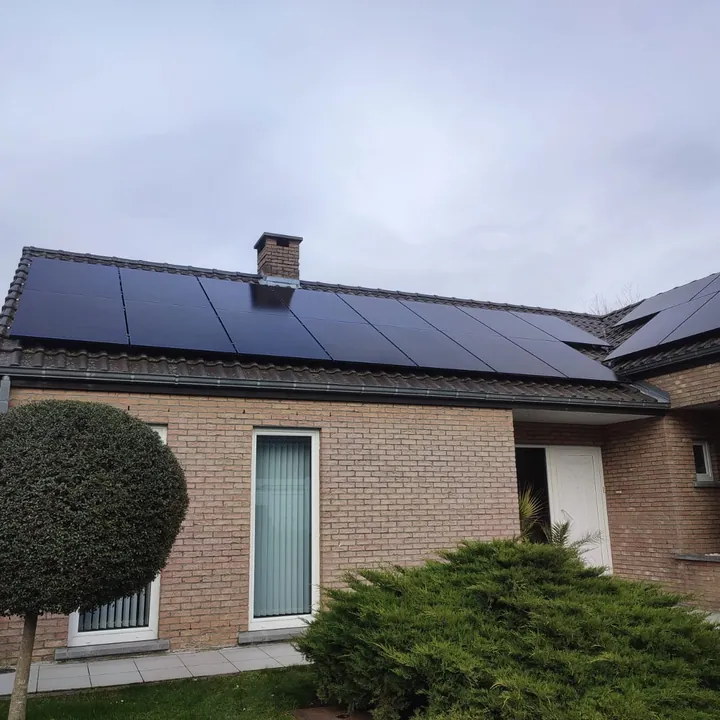 Panneaux solaires posés sur une toiture en pente à Charleroi