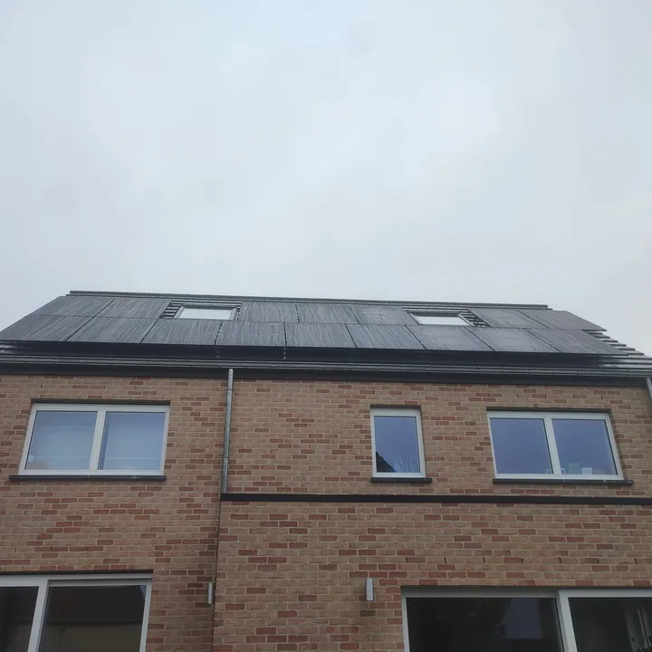 Panneaux solaires posés sur une habitation à Namur