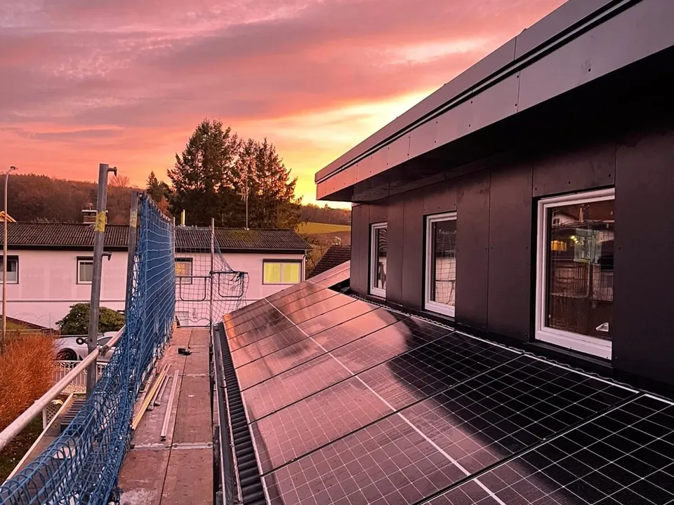 Toiture photovoltaïque en fin de chantier au coucher du soleil