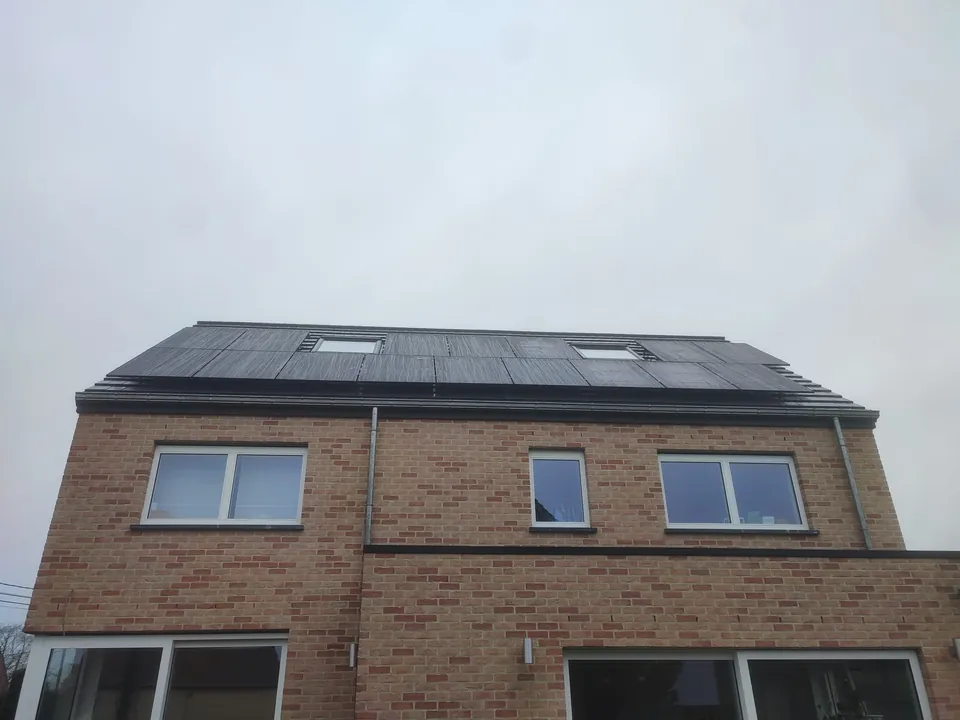 Panneaux photovoltaïques installés sur une maison à Namur